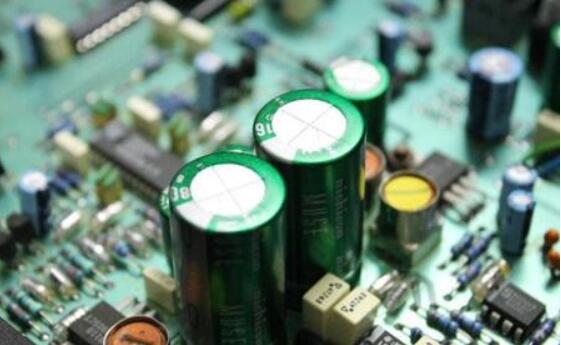 如何區(qū)別電容器的正負(fù)極？